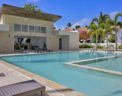 Unique New gorgeous condo for 4 Steps to the beach